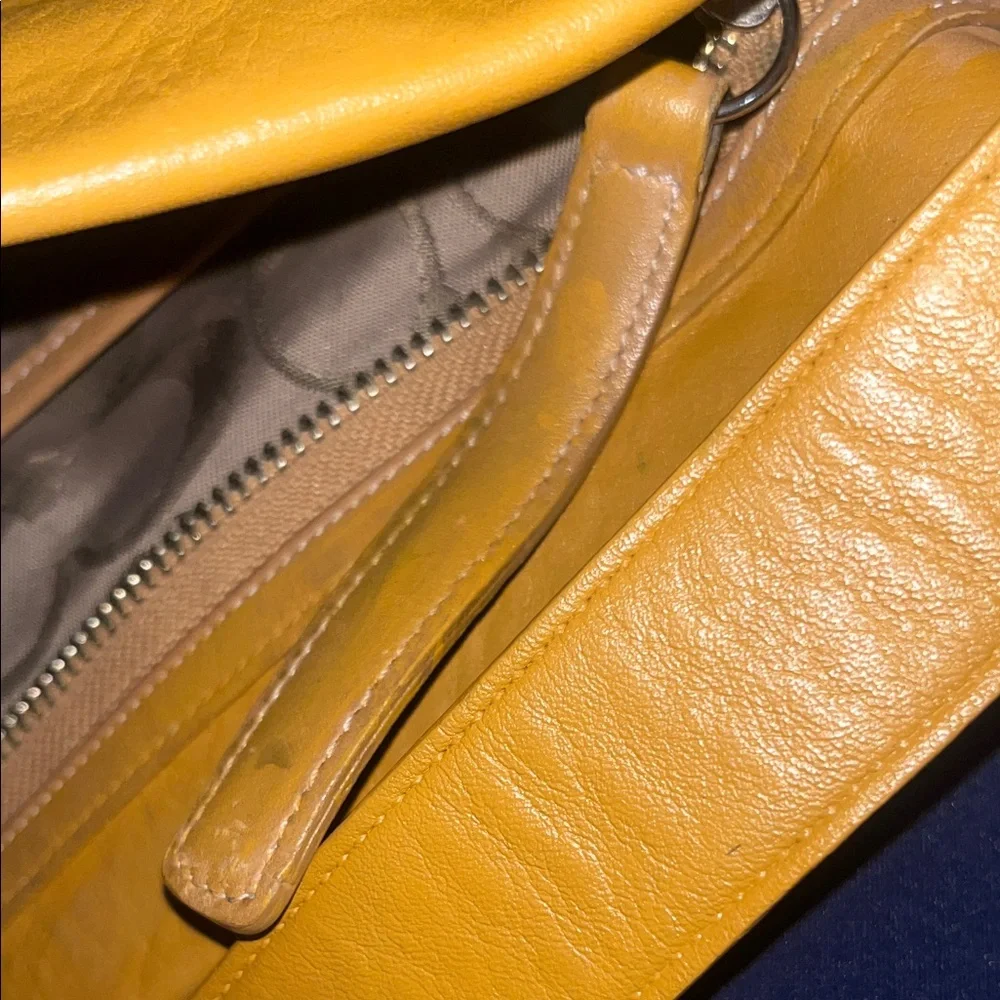 Coach soho vintage Yellow Leather Hobo Bag
9186 - Picture 9 of 10